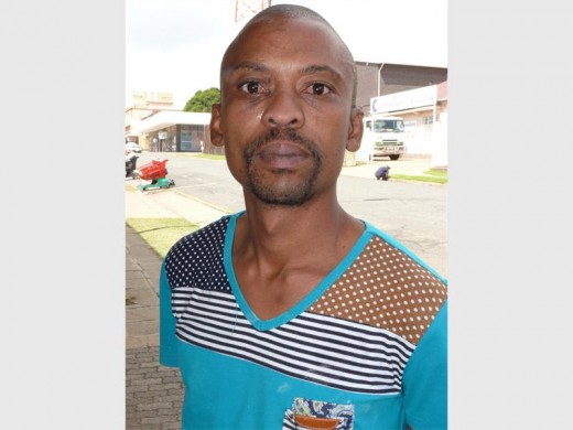 Mogomotsi Hlahla, 35, woon eintlik in Pretoria en stem nie saam dat dit verwyder behoort te word nie. "Dit is tyd en geld mors! Dit is 'n deel van ons almal se geskiedenis — as ek my kinders oor die geskiedenis wil vertel moet ek ook vir hulle hierdie standbeelde kan wys, want ek kan nie vir hulle leë plekke gaan wys nie."