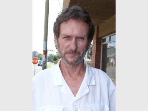 Anton Carinus, 63, is eintlik van Zimbabwe afkomstig en sê hy weet nie regtig veel oor Suid-Afrika se geskiedenis nie maar reken dat die standbeelde moet bly. "Dit is 'n deel van Suid-Afrikaners se geskiedenis en as dit verwyder word, word Suid-Afrikaners se reg, tradisie en geskiedenis ook van hulle weggevat."