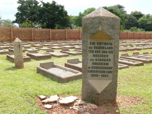 Die gedenksteen wat opgerig is vir die vroue en kinders wat gedurende die Anglo-Boere Oorlog gesterf het lees: "Vir vryhied en vaderland ter ere van die moeders en kinders omgekom in Krugersdorp konsentrasiekamp 1899 - 1902."