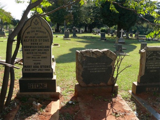 Die 'bure' van Willem Willemse wat al amper sewejaar lank skuiling in die Burgershoop Begraafplaas gevind het. Die mense is reeds amper 90-jaar gelede hier begrawe.