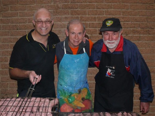 Derek Crots, George Baard en Nico van Loggenberg besig om die boerewors te braai.