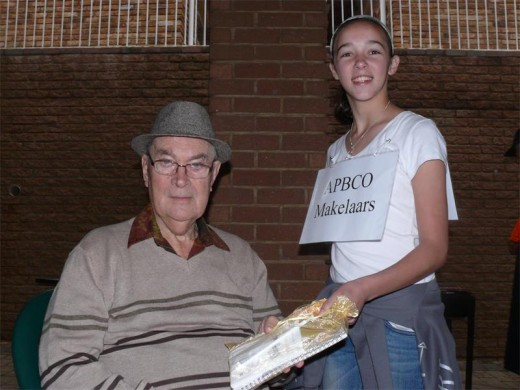 Angelica de Sousa (regs) gee hier vir Ben Bootha 'n geskenkpakkie.