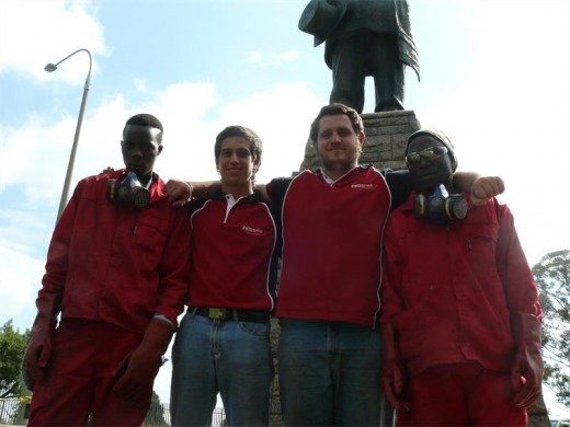 Die span van Graffiti Removal Services wat met hulle kundigheid die beelde van JG Strijdom en Paul Kruger wat met verf geskend is, weer skoon te kry. Van links is Lucky Khoza, JJ Kritzinger, Jean-Claude Olsen en Zwelinkosi Taliyane.