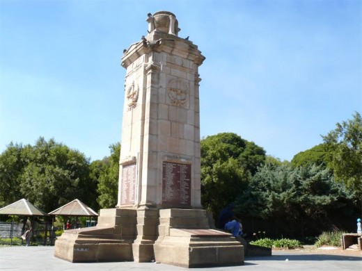 Teëls van die monument se fondament is of weg, gebreek of los.