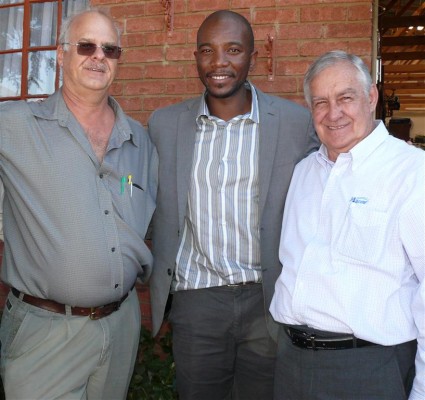 Mmusi Maimane (middel), parlementêre DA-leier en kandidaat vir die party se leierspos saam met Willie Fourie (links), 'n plaaslike besigheidseienaar en Jakkie Naudé (regs), 'n DA-wyksraadslid.