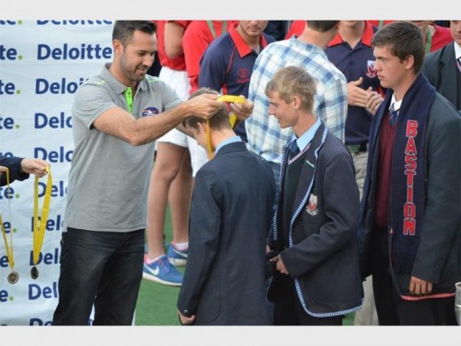 Die span onvang hul medaljes van die Suid-Afrikaanse doelwagter, Rassie Pieterse. By hom is Jaco Erasmus, Thomas van Rooyen en Henrico van Zyl.