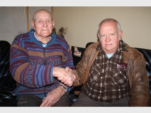 Baie geluk! Dawie Harmse (regs) wens sy oom Ben Harmse hier geluk met sy 96ste verjaardag.