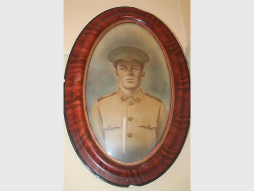 'n Selfportret hang in die sitkamer van oom Ben Harmse se jongdae in die weerwag.