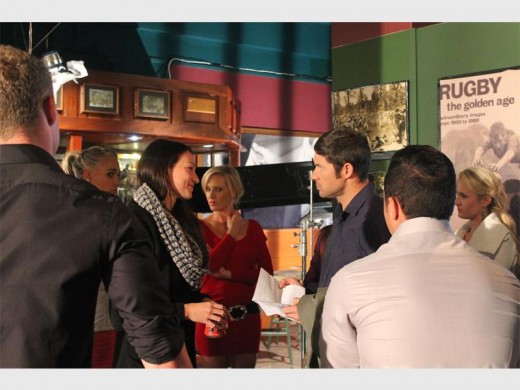 Agter die skerms op die Getroud Met Rugby-stel in Krugersdorp.