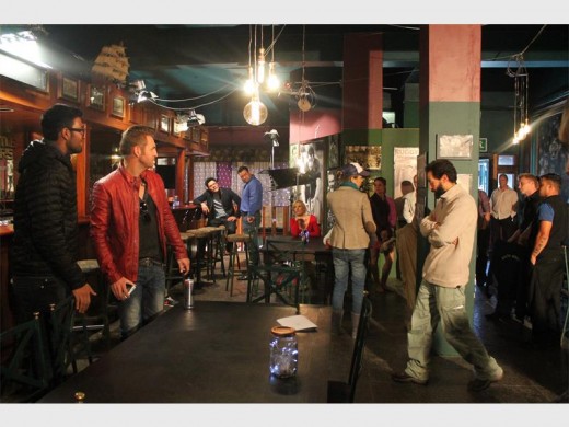 Agter die skerms op die Getroud Met Rugby-stel in Krugersdorp.