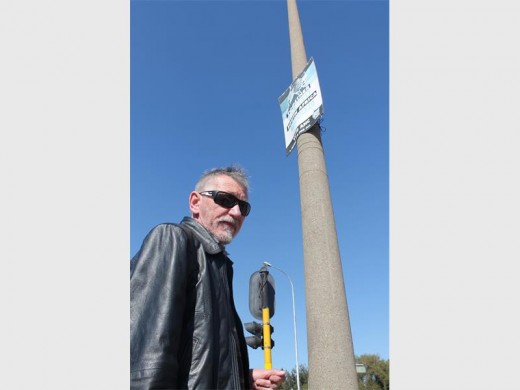 De Waal Venter, DA Raadslid van Wyk 9 by die verbleikte reklameplakkaat.