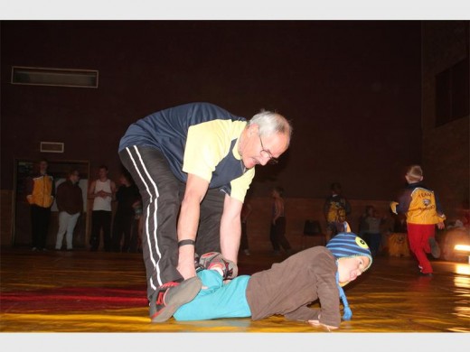 Afrigter Johan van Biljon help hier vir 'n stoeiertjie tydens 'n oefensessie by die Wes-Rand Stoeigimnasium in Witpoortjie.
