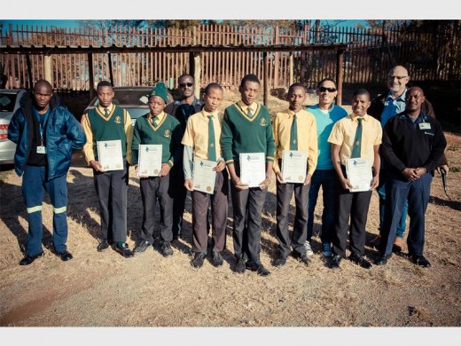 The children with their certificates with Lanseria International Airport personnel Terrence Mnguni (left), Martin Mahlangu (in front) with Arthur Anderson and Deon Brits (in the back). Photos: Jurgen Marx Photography.
