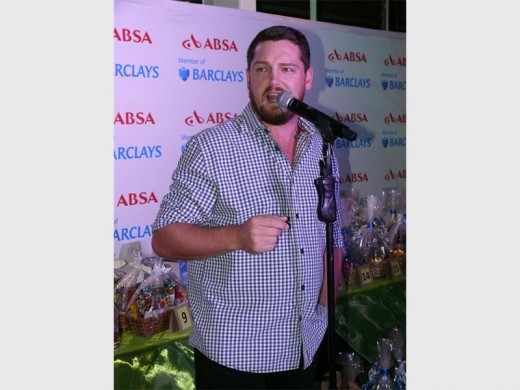 Andries Vermeulen, 'n sanger en grapjas storieverteller, was die afslaer tydens vanjaar se Grain Care gholfdag.
