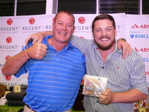 Mike van Deventer en Andries Vermeulen posseer vir 'n foto nadat dié CD vir R2 000 verkoop is.