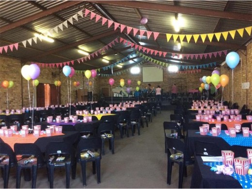 Die helderkleurige tafels van Laerskool Protearif se saal vir die Pretville-tema ouma en oupa dag.