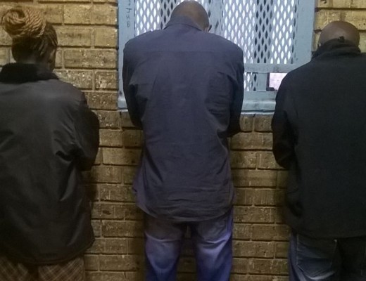 Die drie verdagtes wat deur die polisie aangekeer is.