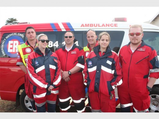 Dié ER24-personeellede is nie bang vir harde werk nie. Voor van links is Lara Patterson, Marinda Moilentze en Gerhard Engelbrecht. Agter van links is André Bronkhorst,  Kobus du Plooy (ER24 takbestuurder aan die Oos-Rand), en Quinton Mulder.