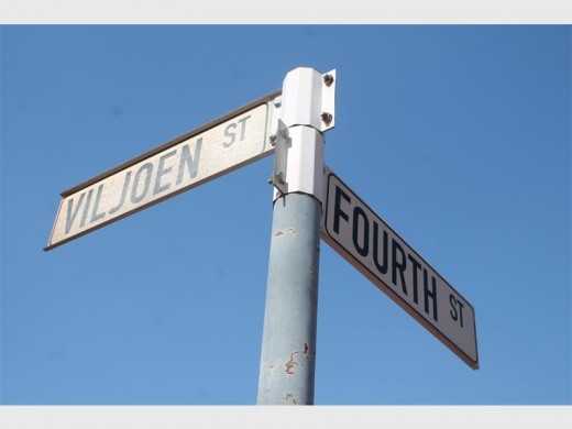 Hier staan Vierdestraat duidelik geskryf soos mens van Quelleriepark na Key West Winkelsentrum se rigting op Viljoenstraat sou ry.