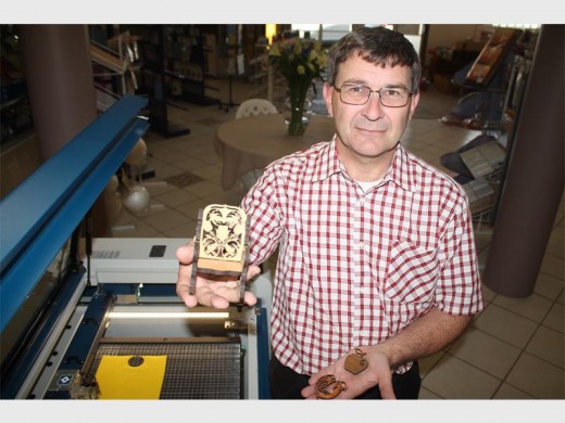 Graeme Pierson met van die items wat met sy wondermasjien, 'n lasersny- en graveermasjien gemaak kan word.