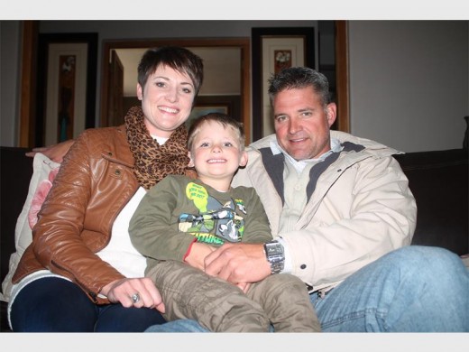 Bart Senekal (middel) het twee jaar gelede 'n amperse verdrinking oorleef. Vandag hou hy sy ma Ingrid (links) en pa Edmund (regs) op hulle tone.