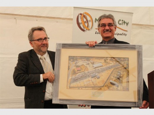 Jorge Marques hands over an arial view photo of the Condale Substation to Frikkie Erasmus.