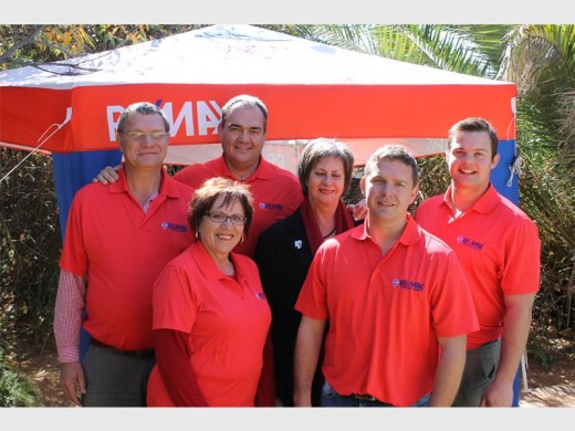 Kobus Steenekamp, Nelis du Plessis, Anita Steenekamp, Valerie Kritzinger, Simon Steenekamp en Janus de Jonge.
