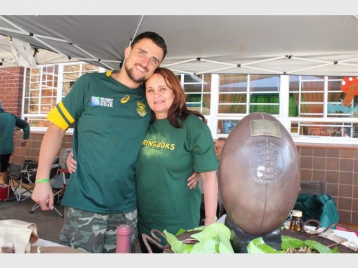 Gideon en Sonja Swanepoel het die gazebo met 'n rugby tema versier.