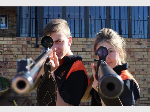 Jano en Marni Hesselink skiet graag saam hul ouers oor die naweek.