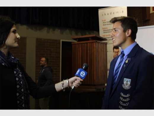 eNuus anker, Anina Peens, ondervra matriekulant Chandler Reineke oor hoe die Elite-beursprogram hom interesseer.