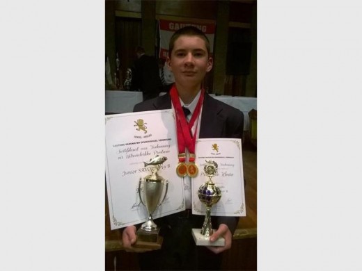 Top-hengelaar, Dylan Jacobs, spog met sy trofees.
