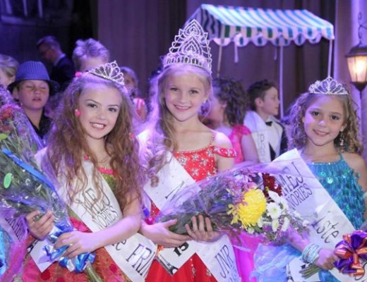 Die juniors: Mej Norie Jnr Karli Liebenberg, eerste prinses Lolana de Bruyn en tweede prinses Erika Enslin.