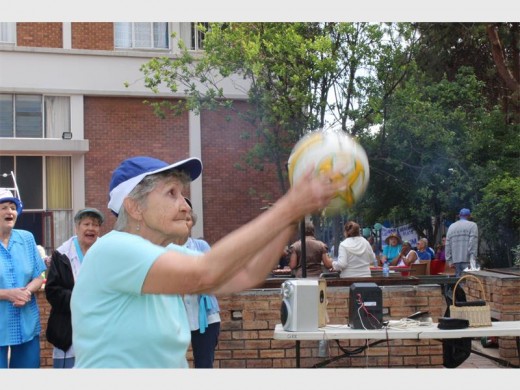 Julie Bezuidenhout doen haar bes om vir die KCCA-span 'n doel te gooi.
