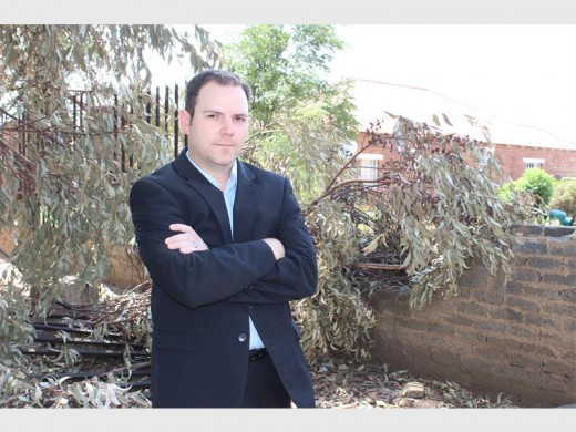 Matthys van Tonder met die deel van die boom wat agter hom omgeval het.