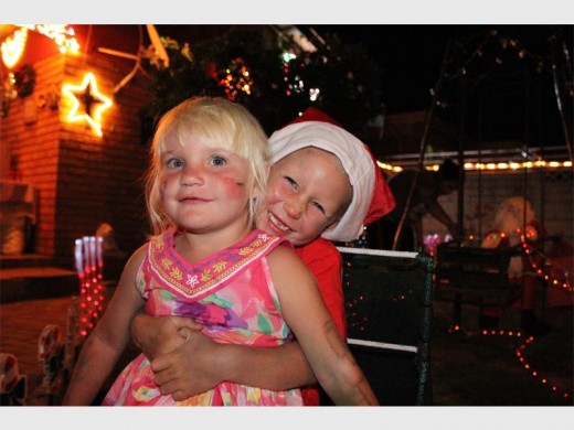 Cassandra en Eddie Steenberg geniet die Kersliggies by ouma se wonderhuis.