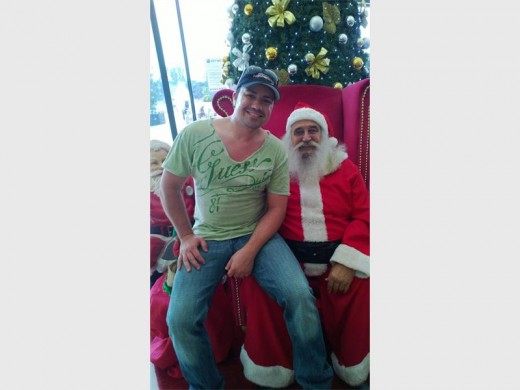 Even Afrikaans singer Nicholis Louw could not resist the urge to take a photo with the famous Santa Clause.
