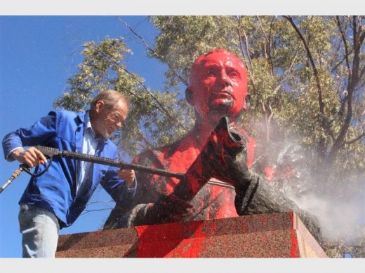 Eben Meets maak die beeld van advokaat JG Strijdom skoon.