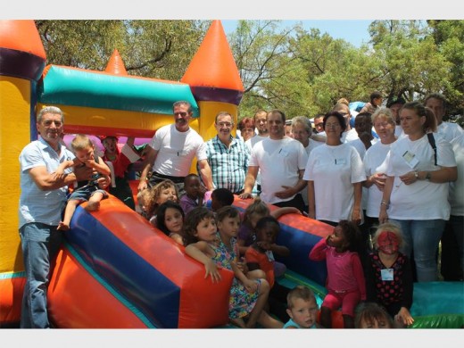 Chris Da Silva, Tiago de Canha en Steven de Canha saam met lede van die Teddy Bear Angels en kinders van Krugersdorp-Wes tydens die bederf Kerspartytjie.
