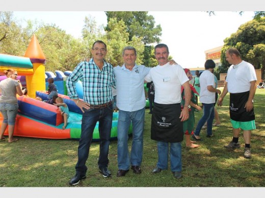Chris da Silva van West Rand Pack, Tiago de Canha van Monument Liquor Warehouse en Steven de Canha van Riverside geniet 'n dag van bederf saam met die kinders.