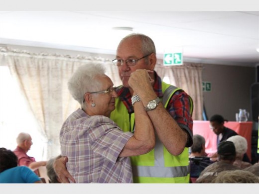 'n GPF-lid dans saam met een van Luipaardsvlei Tehuis se inwoners.