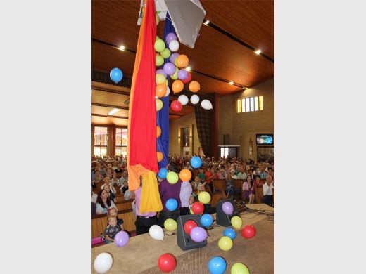 Kleurvolle ballonne het oor die gemeente gestort toe die dominees die ballonhouer oopmaak.