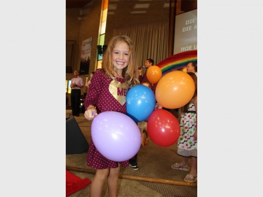 Izabella Boonzaaier het, nes die talle ander kinders in die gemeente, vinnig gehardloop om haar eie ballon(ne) van die verhoog af te gaan haal.