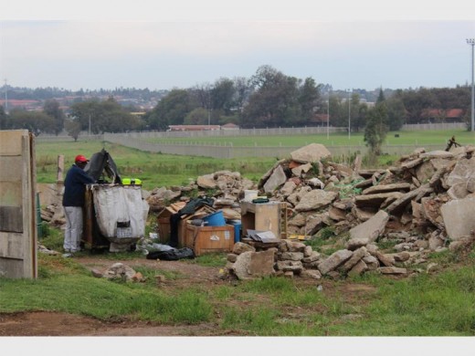 Die veld agter Naudélaan in Krugersdorp-Wes word al hoe gryser by die dag.