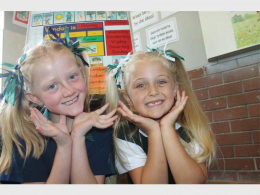 Rachel de Beer en Zanèl Viljoen was so opgewonde om in die groot skool te wees.