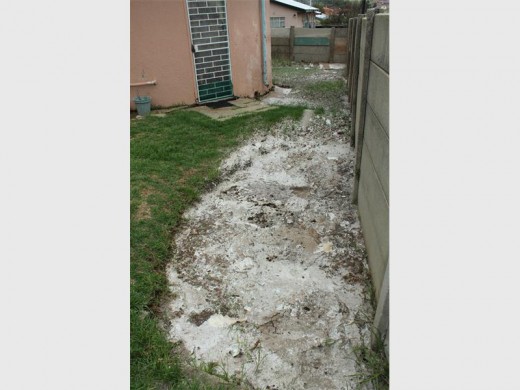 Die tweede maal wat die riool weens 'n vermoedelike geblokte pyp by die gesin se werf opstoot.