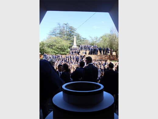 Monnas se dirigente lei die skool op sy 95ste verjaarsdag. Monnas het die leerlinge met 'n groot koek verras.