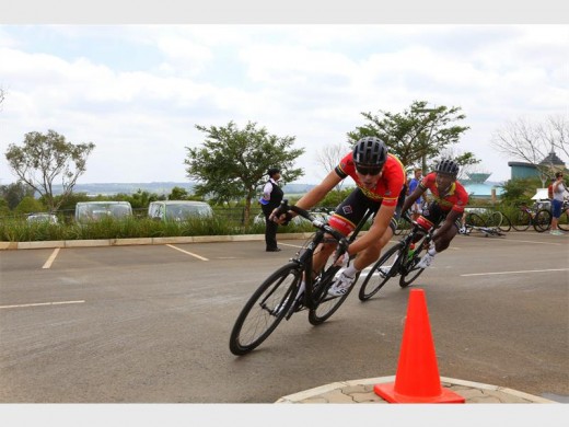 Clint Hendricks behind Bradley Potgieter in the lead. Photo by: Rika Joubert