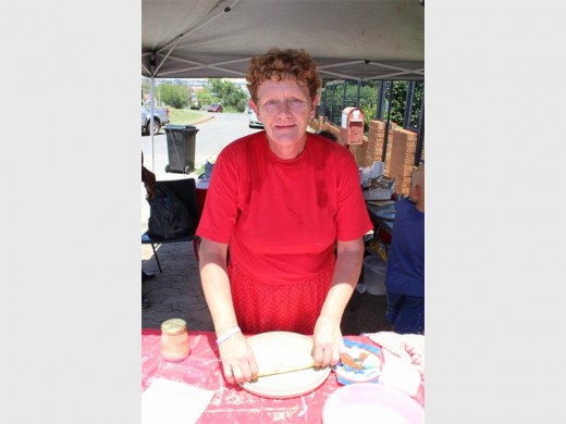 Alma Barnard het 'n pannekoek stalletjie gehad waar sy ook Valentynsgeskenke verkoop het. Alma sê sy help graag waar bejaardes dit benodig.