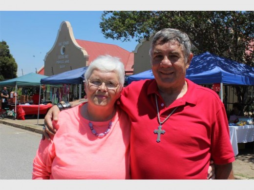 Fanie en Regina Viljoen, 71, het Valentynsdag by Môreglans Tehuis, heeltemal in rooi en pienk opgetof, geniet.