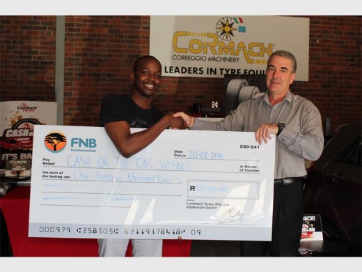 Sandiso Ndlovu and Renier Botha with the R100 000 cheque.